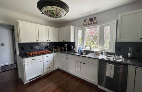 Mount Pocono Cottage | NEW~Warm, Modern 3BR Lodge/Cabin w/Wood-Burn Fireplace