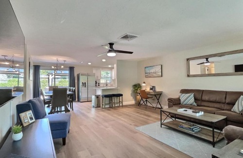South Gate Ridge House | NEW Warm modern bliss just 10 minutes from Siesta Key beaches and downtown Sarasota