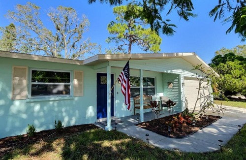 South Gate Ridge House | NEW Warm modern bliss just 10 minutes from Siesta Key beaches and downtown Sarasota