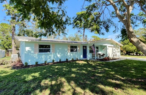 South Gate Ridge House | NEW Warm modern bliss just 10 minutes from Siesta Key beaches and downtown Sarasota