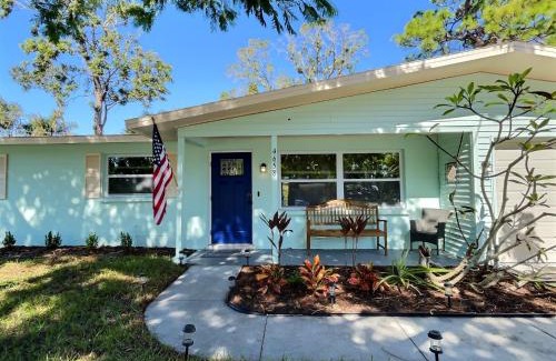 South Gate Ridge House | NEW Warm modern bliss just 10 minutes from Siesta Key beaches and downtown Sarasota