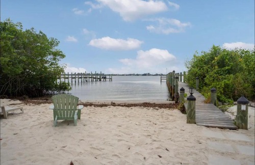 Englewood House | New water view guest house in Englewood