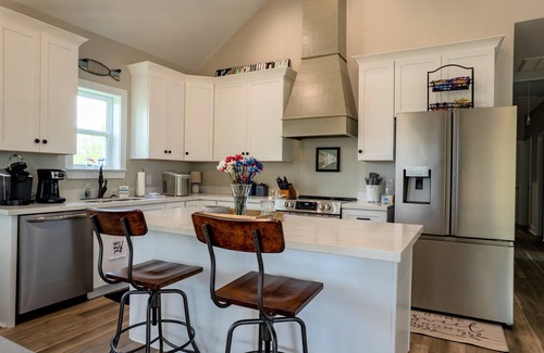 Shoreline Park House | NEW, Waterfront Home - 5 min boat ride to the Jourdan River!