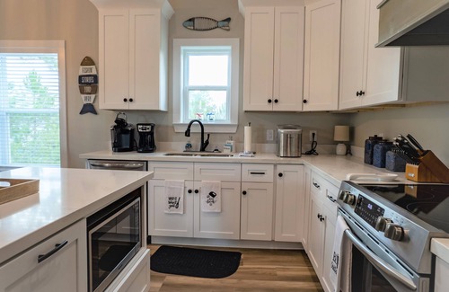 Shoreline Park House | NEW, Waterfront Home - 5 min boat ride to the Jourdan River!