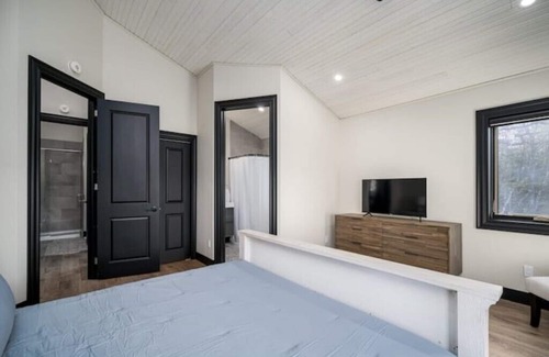 Hastings House | New Waterfront Log Home on the Trentnn