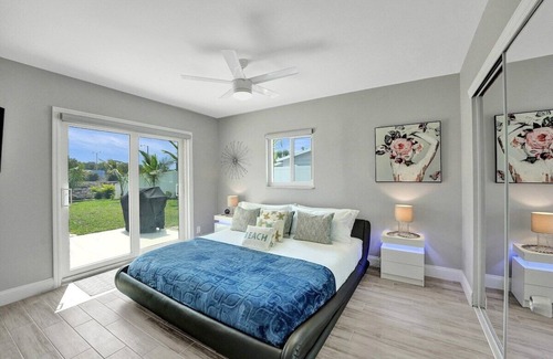 Golfview Harbor House | *NEW* Waterfront Tropic Oasis: Pool / Canal / Dock / Air Hockey!