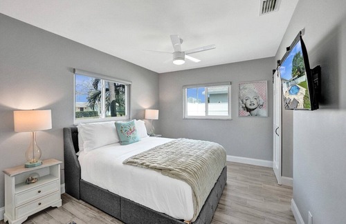 Golfview Harbor House | *NEW* Waterfront Tropic Oasis: Pool / Canal / Dock / Air Hockey!