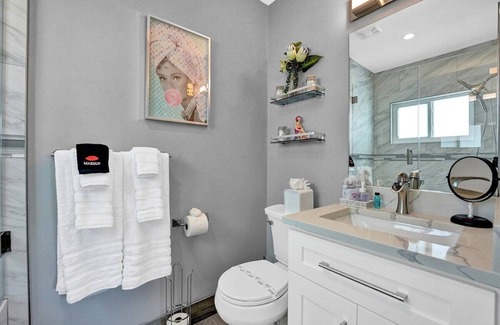 Golfview Harbor House | *NEW* Waterfront Tropic Oasis: Pool / Canal / Dock / Air Hockey!