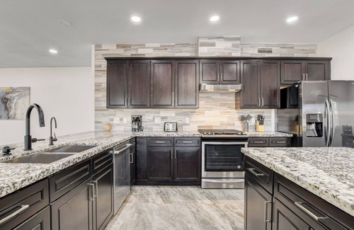 Las Vegas Villa | NEW: Waterslide Pool Villa + Basketball Court! 8MIN STRIP! ⭐️⭐️⭐️⭐️⭐️