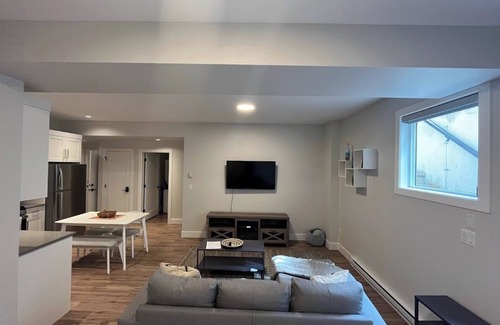 Surrey Apartment | New White Rock Suite Close to Pier and Border