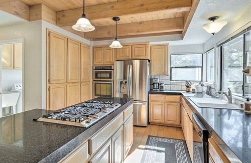 North Auburn House | NEW Winter Retreat 4B Hot Tub Sauna Pets Welcome with Tranquil Creek in Backyard