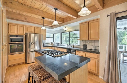 North Auburn House | NEW Winter Retreat 4B Hot Tub Sauna Pets Welcome with Tranquil Creek in Backyard