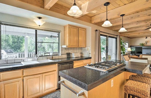 North Auburn House | NEW Winter Retreat 4B Hot Tub Sauna Pets Welcome with Tranquil Creek in Backyard