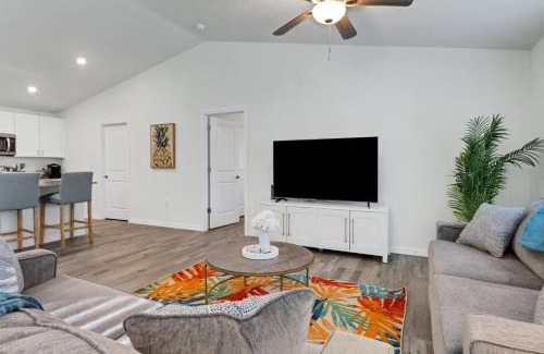 Mariner House | New With Heated SaltWater Pool! Great for 2 Families