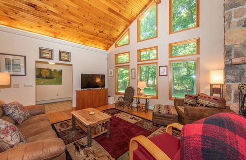 North Glade Hills House | New! Wooded Kingdom: Lake Access, Hot Tub!