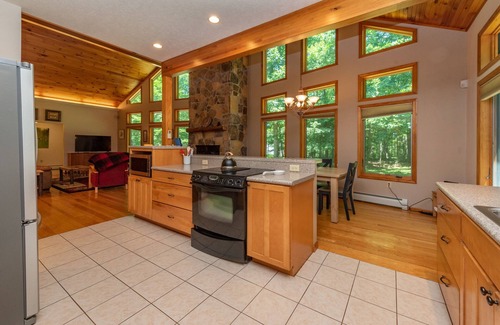 North Glade Hills House | New! Wooded Kingdom: Lake Access, Hot Tub!