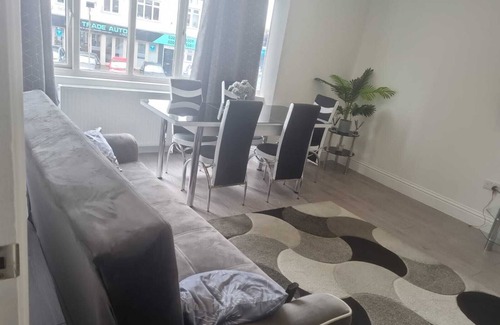 Waddon Apartment | New x2 bedroom apartment * free parking & Wi-Fi*