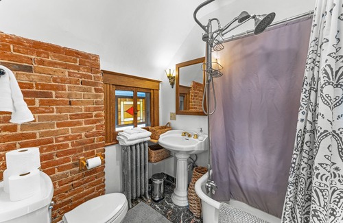 Speer House | New year discount! Beautiful Victorian in prime location. Grill & fire pit!
