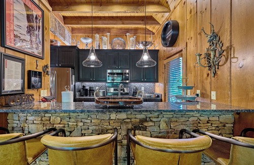 Highlands Cabin | New Years Eve Dates Just Opened! Luxury Mtn Cabin, Quiet NBRHD, Mins to Main St!