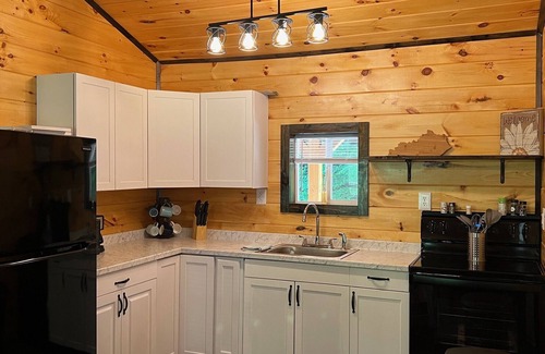 Campton Cabin | New! Yogi's Get Away in Red River Gorge- Big Yard.
