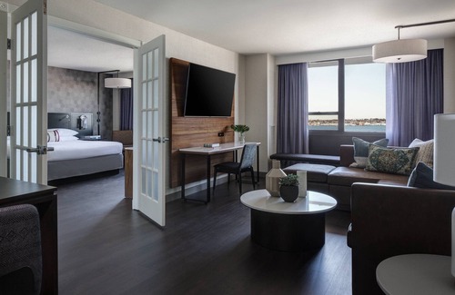 Queens Hotel | New York LaGuardia Airport Marriott