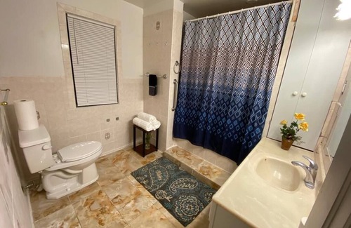 North Chicago House | New Your Home Away From Home! - Near Great Lakes Naval Base!