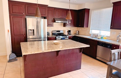 Newark Condo | Newark Escape-Clean, Quiet & Fully Equipped Free WiFi, AC & Easy Parking
