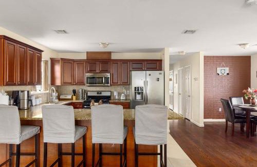 Newark House | Newark Gem Pearl 3BR, 2BA - Sleeps 10 - Walk to Prudential Center and Newark Penn Station, Near EWR and American Dream Mall, includes WiFi - Laundry - Backyard - Gym
