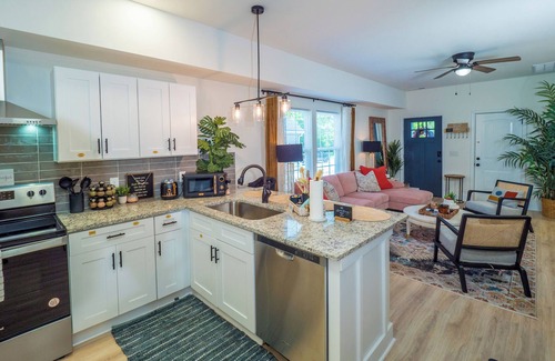 Graysville House | 𝔑𝔢𝔴𝔹𝕆𝕄| Two Townhomes in Hamilton Place| Near Mall