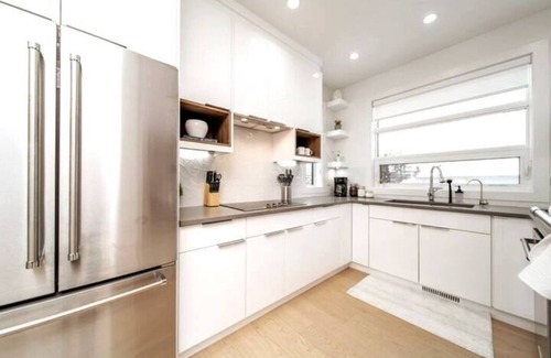 Southside House | ★New★Bright Modern Home★King Bed★Fireplace✔Clean!