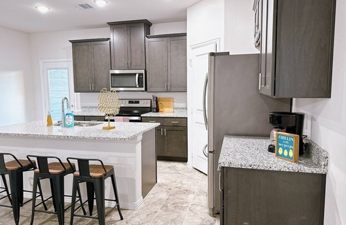Crowley House | NewBuilt 4Br2Ba. Spacious. Perfect for family & pets