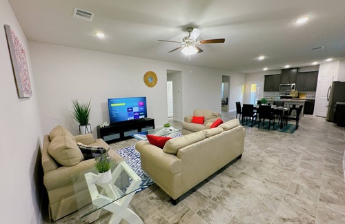 Crowley House | NewBuilt 4Br2Ba. Spacious. Perfect for family & pets