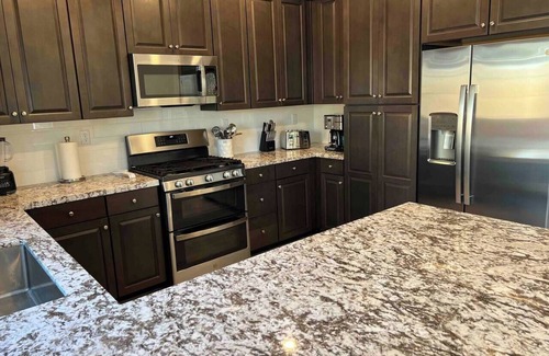 Roseville House | Newbuilt*pet*corp/insurhousing*close2shop*24/7