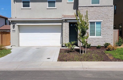 Roseville House | Newbuilt*pet*corp/insurhousing*close2shop*24/7