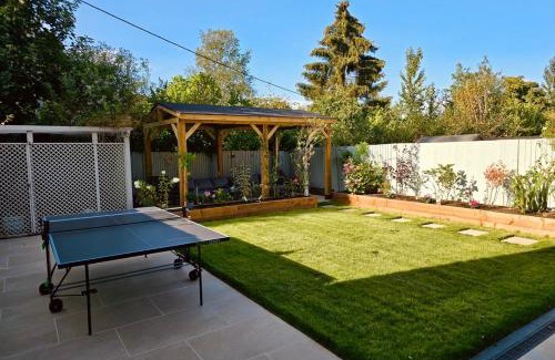 Plastow Green House | Newbury Garden Retreat