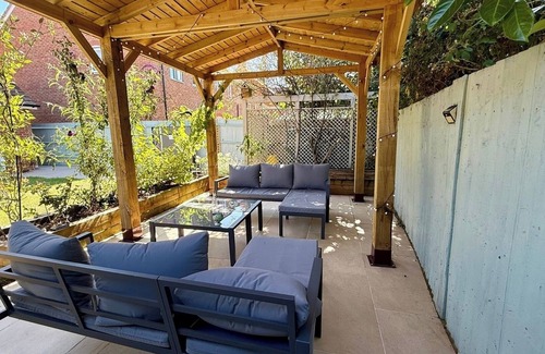 Plastow Green House | Newbury Garden Retreat