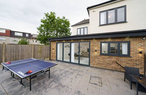 Cranbrook House | Newbury Retreat - Train - Airport - Table Tennis