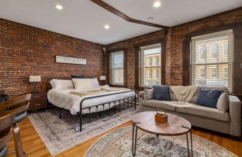 Newburyport Apartment | Newburyport Flat Downtown Living King Bed