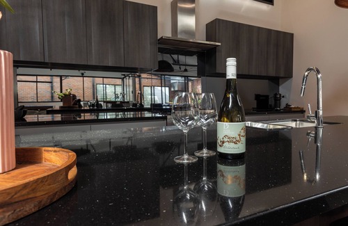Newcastle West House | Newcastle CBD Penthouse | Spa & Entertainment