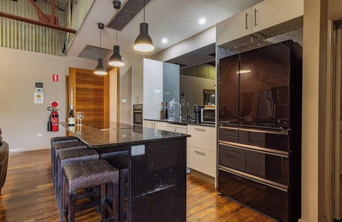 Newcastle West House | Newcastle CBD Penthouse | Spa & Entertainment