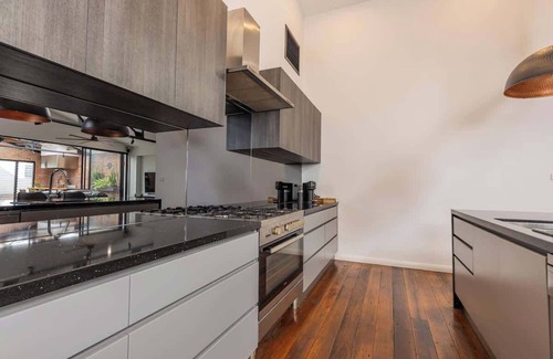 Newcastle West House | Newcastle CBD Penthouse | Spa & Entertainment