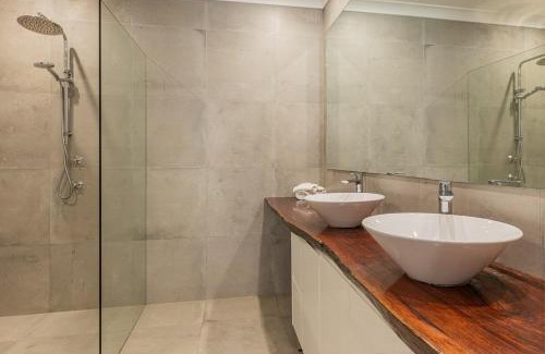 Newcastle West House | Newcastle CBD Penthouse, Spa & Entertainment