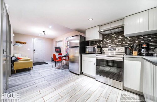 Southeast Edmonton House | ★NEW★Chic Suite★King Bed☀ Patio★Netflix★WiFi✔Clean