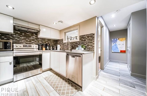 Southeast Edmonton House | ★NEW★Chic Suite★King Bed☀ Patio★Netflix★WiFi✔Clean