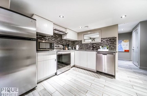 Southeast Edmonton House | ★NEW★Chic Suite★King Bed☀ Patio★Netflix★WiFi✔Clean