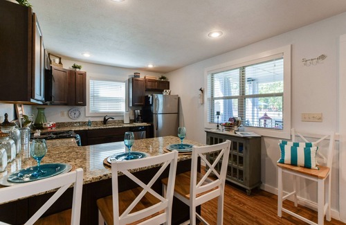 Lampe Cottage | Newer 2 Bedroom 1 Bathroom House - Sleeps 5 Queen bed , triple bunk bed