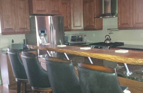 South Pandosy House | Newer 5 bedroom house less than half a block from lake, sleep 10