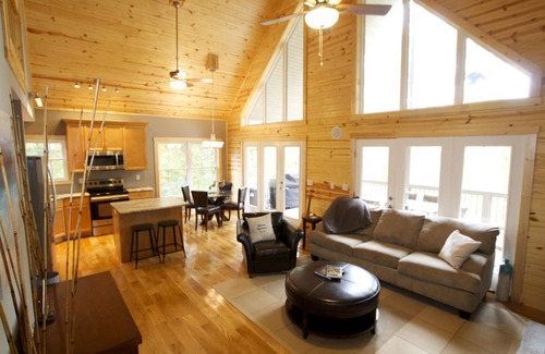 Bee Spring House | Newer Build, Premier Finishes, LAKE FRONT, Fiber Internet YOUTUBE TV