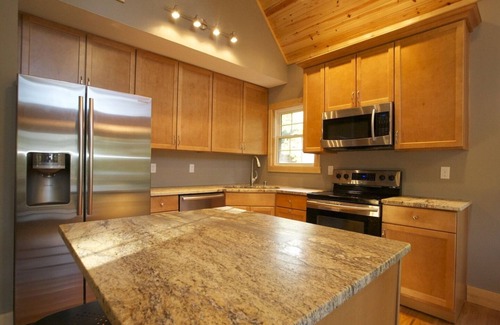 Bee Spring House | Newer Build, Premier Finishes, LAKE FRONT, Fiber Internet YOUTUBE TV