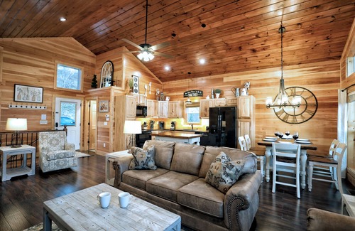 Gatlinburg Cabin | Newer Construction! 2 Bedroom Luxury Cabin- 1 Mile from Downtown